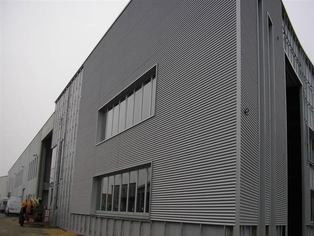 Installation of Sand 18 profiled sheet on industrial property